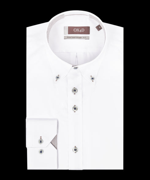 Wit overhemd met gekleurde knopen en button-down